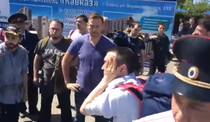Нападение казаков на Навального в Анапе. Так подставили казаков или как?