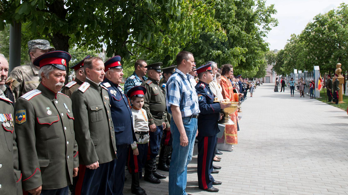 На казачьей аллее в станице Урюпинской установлены бюсты казачьих генералов.