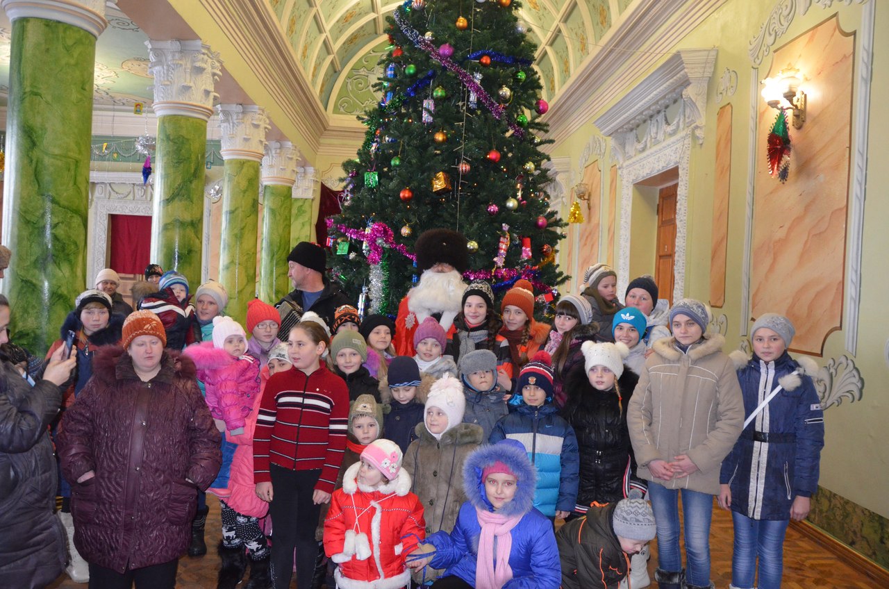 Казаки ССКО "Станица Казанская" посетили Донбасс и поздравили местных детей с Новым годом