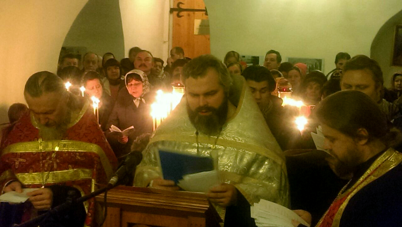 Молебное пение с акафистом великомученику Димитрию Солунскому перед его святой Десницей