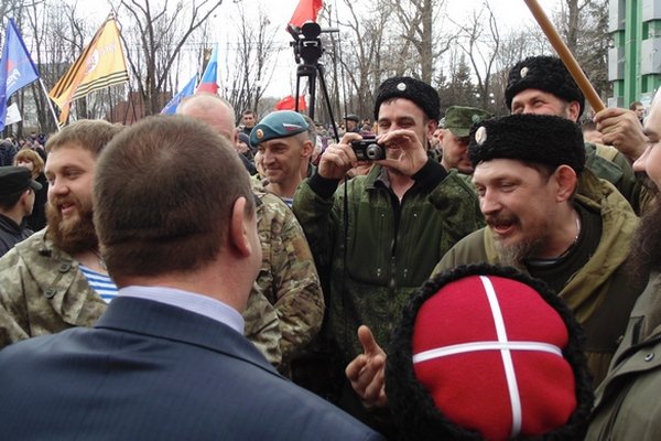 Помирились: казаки Дрёмова на митинге обнимались с главой ЛНР Плотницким