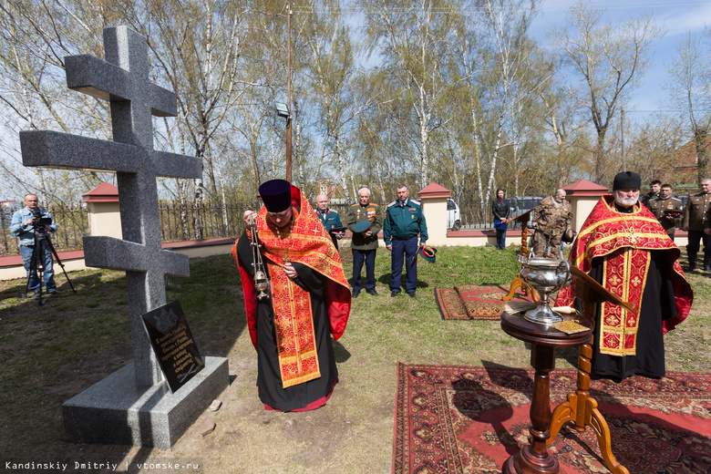 У Воскресенской церкви открыли памятник томским казакам