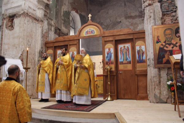 Первая Божественная литургия совершена в Никольском приделе Крестовоздвиженского собора