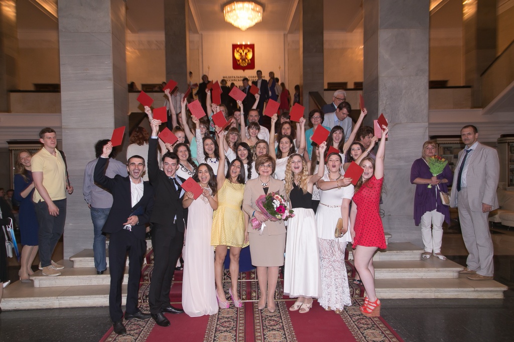Выпускникам Первого казачьего университета вручили красные дипломы в Госдуме