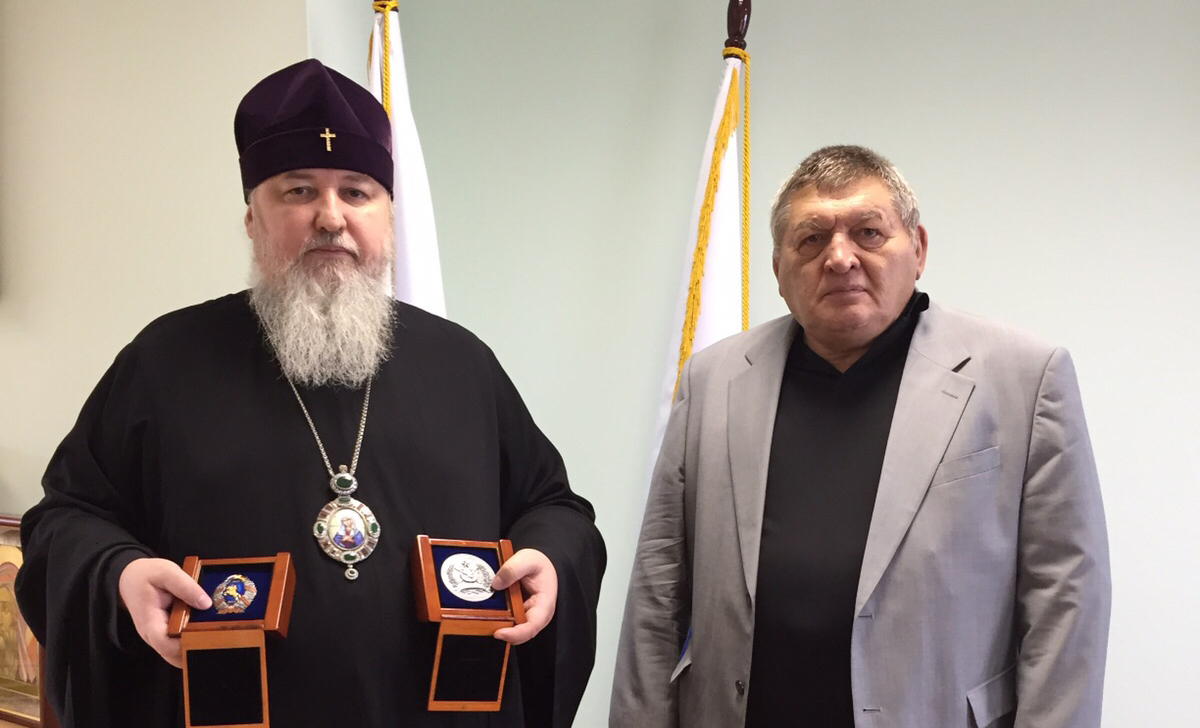 Митрополиту Кириллу вручена памятная медаль за духовную поддержку Конного похода «Москва-Берлин 1945-2015»