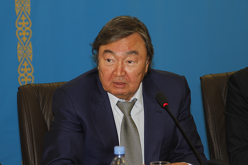 Олжас Сулейменов: Большая мина заложена под Казахстаном, и часы тикают
