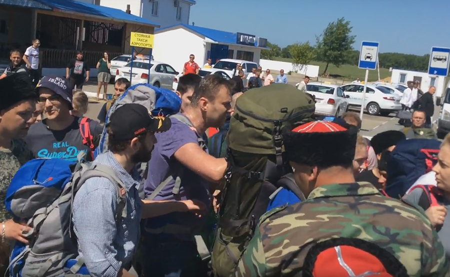 Казаки обвинили сторонника Навального в инциденте в аэропорту Анапы