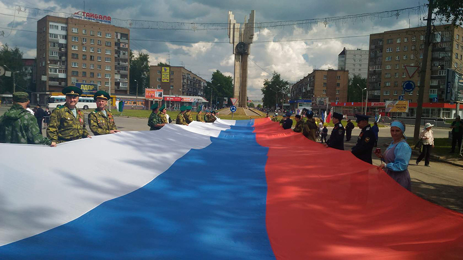 Казаки пронесли Флаг Российской Федерации по центральной улице города Сыктывкара