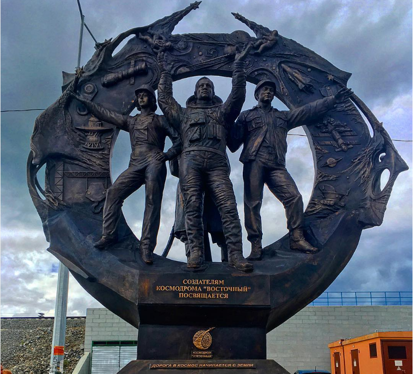 Дмитрий Рогозин принял участие в открытии бронзового памятника строителям "Восточного"