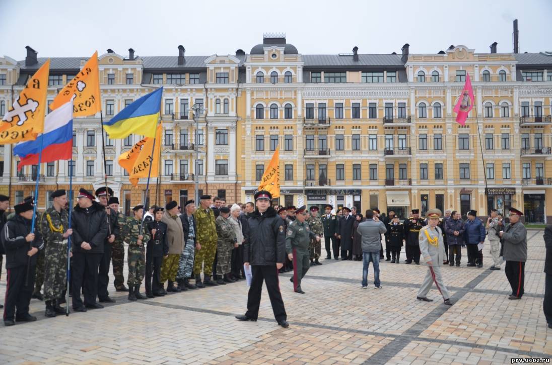В Киеве произошла первая потасовка: тягнибоковцы похитили у казаков флаг РФ, казаки силой вернули флаг