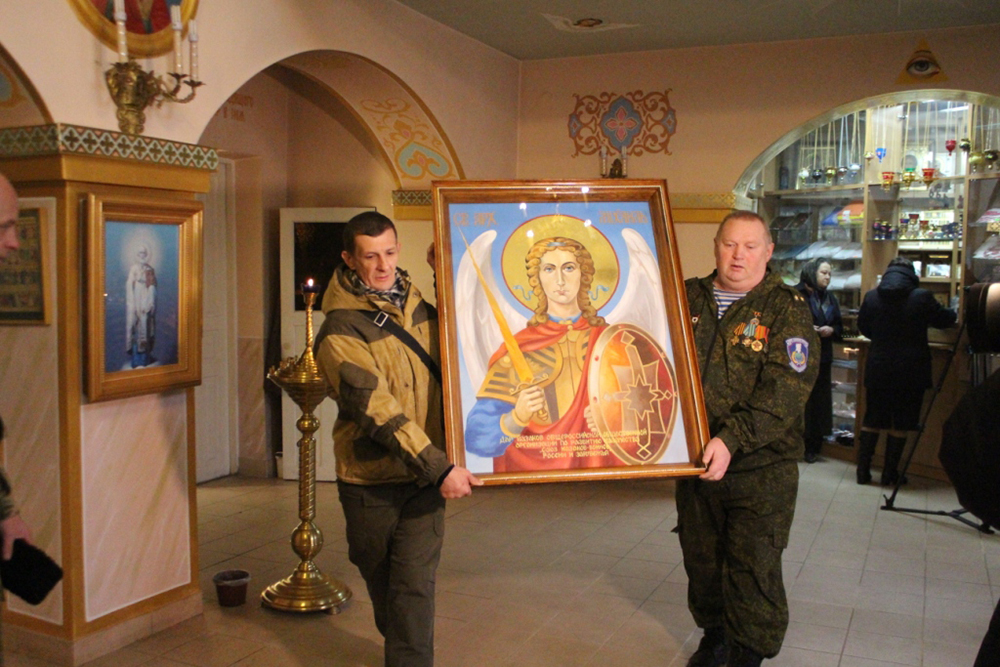 Луганские казаки освятили икону, переданную в дар казаками из России