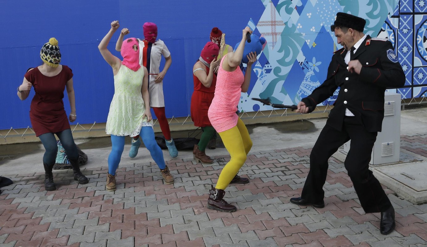 В Крыму участницу Pussy Riot выгнали из в кафе агрессивные казаки