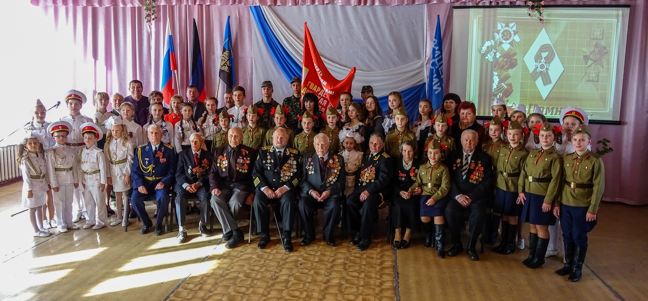 Гости из РФ передали музею донецкой школы боевое красное знамя