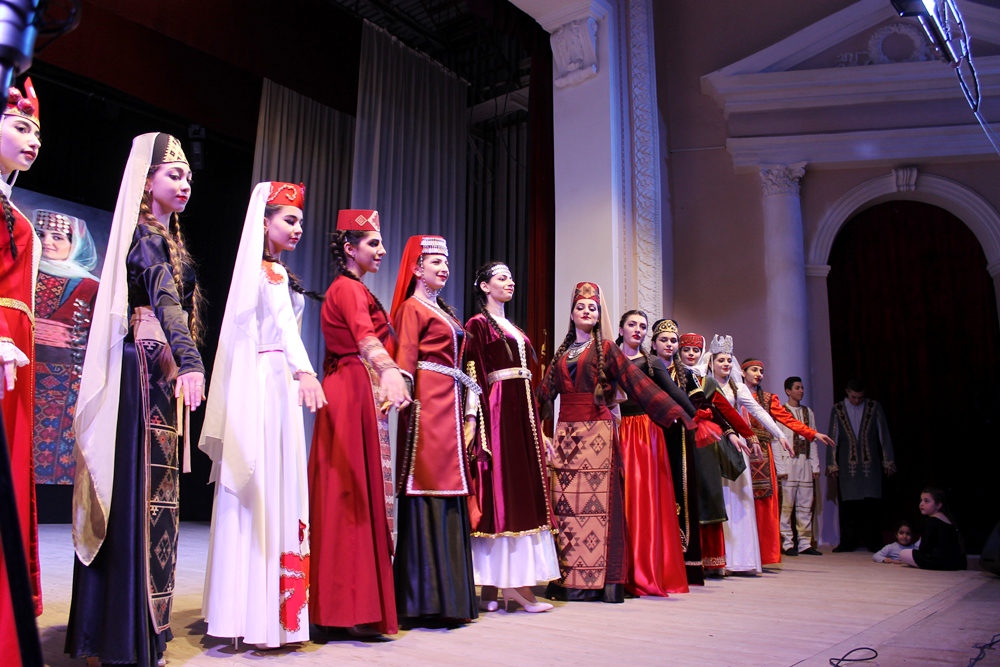 Дефиле национальных костюмов украсило фестиваль армянской культуры в Ставрополе