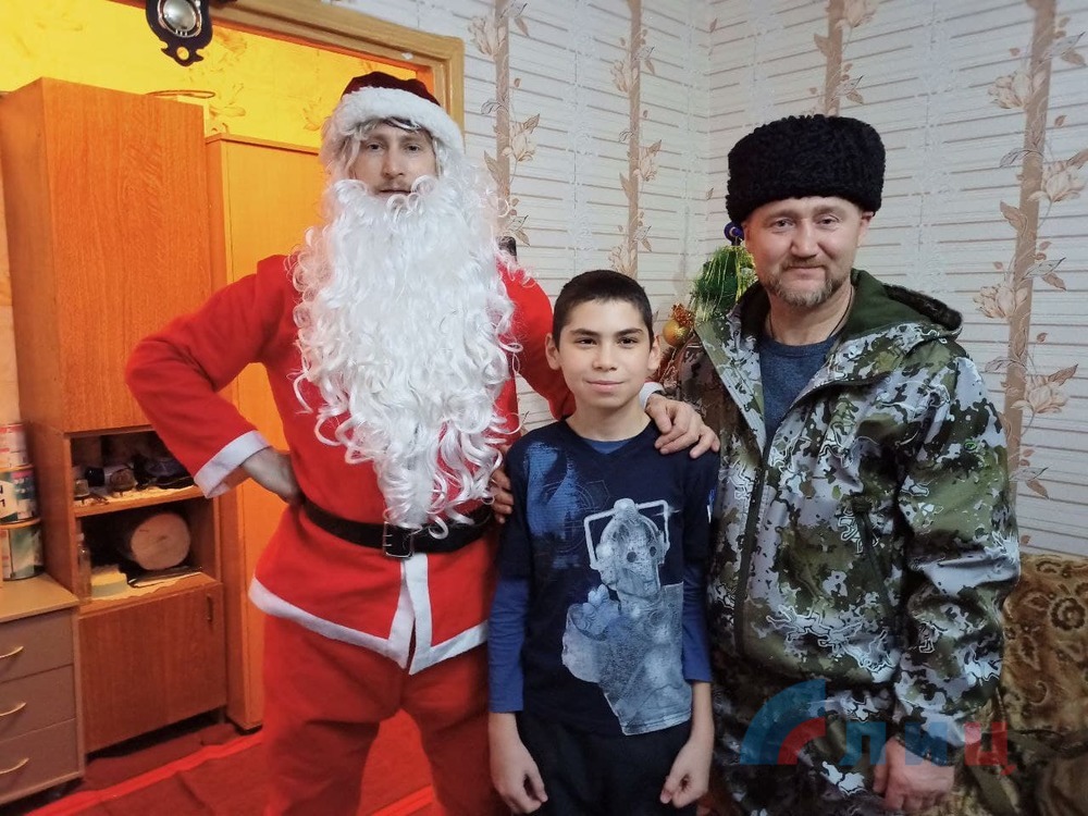 Советник главы ЛНР и Дед Мороз из ЛИЦ поздравили детей защитников Республики