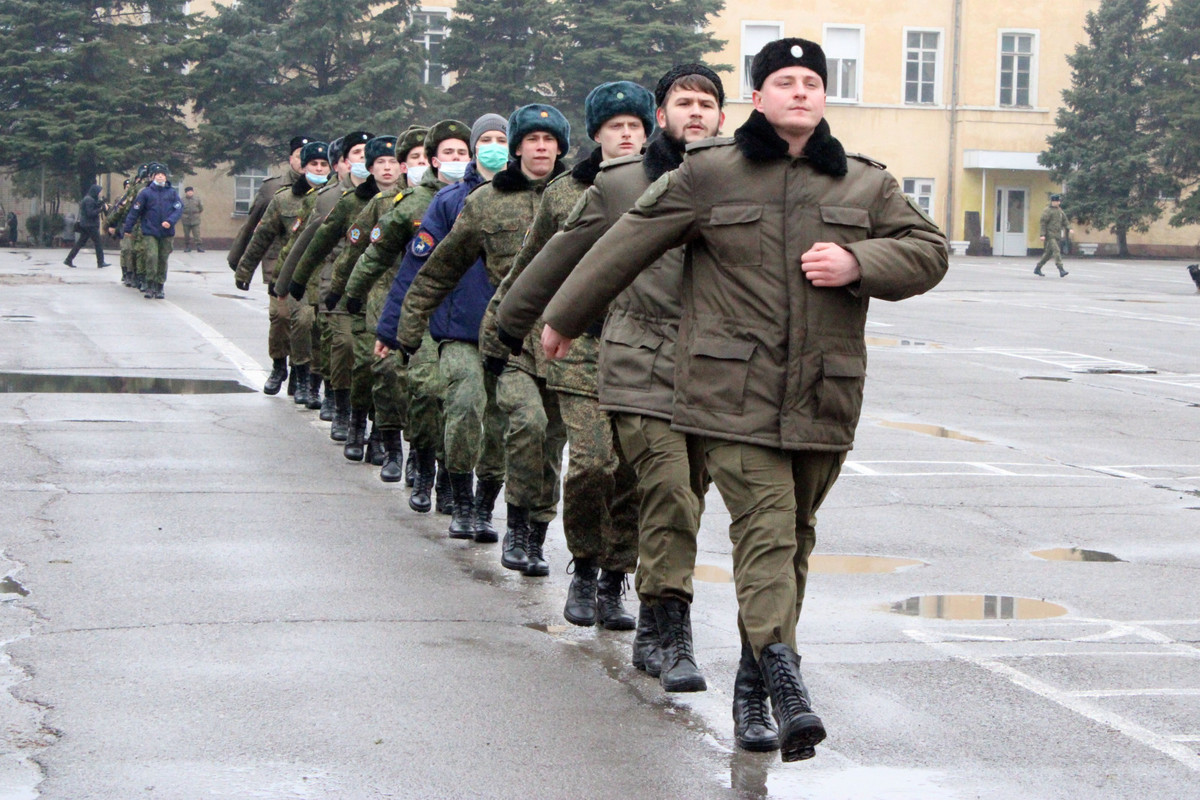 Казаки Войска Донского проводят тренировки, готовясь к майскому параду Победы