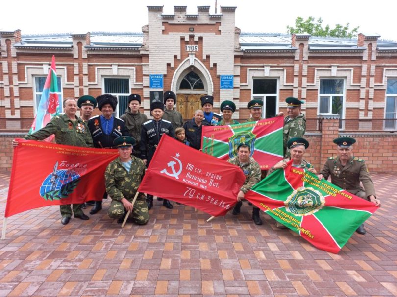 Казаки и пограничники Новопавловска присоединились к всероссийской акции «Флаг Победы»