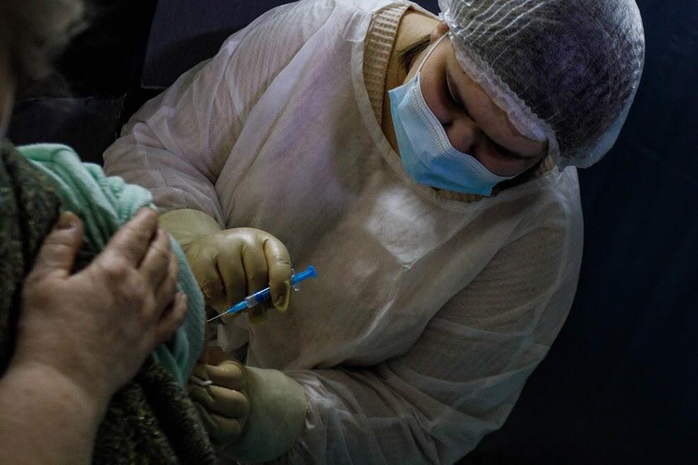 «Люди будут заболевать и умирать»: врач из института Гамалеи призвал остановить вакцинацию «ЭпиВакКороной»