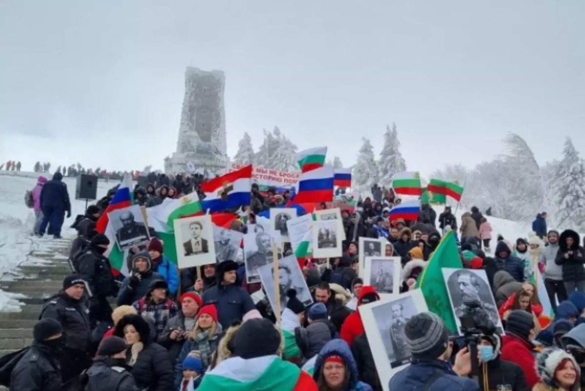 «НАТО вон!», «Россия!»: болгары освистали премьера и поддержали Россию