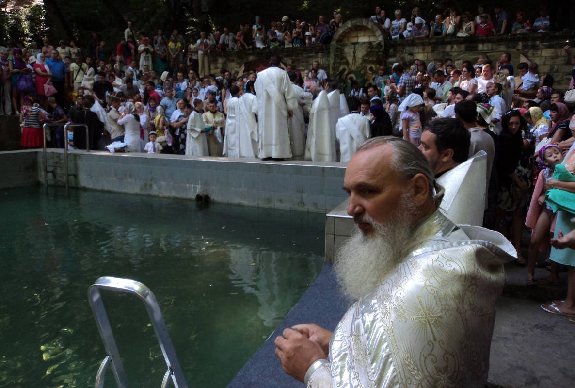 Митрополит Кирилл совершил массовое крещение и Божественную литургию на Холодных родниках в Ставрополе