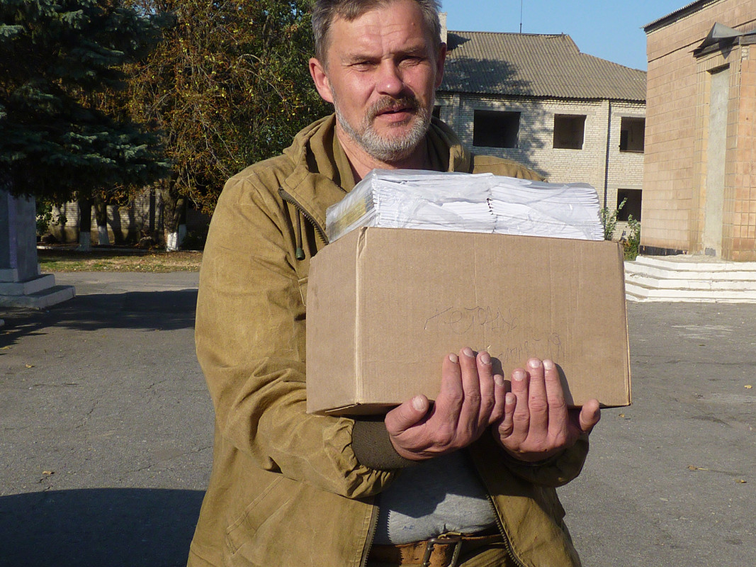 Теплые вещи и тетради доставлены в 33 семьи Миусского района ДНР