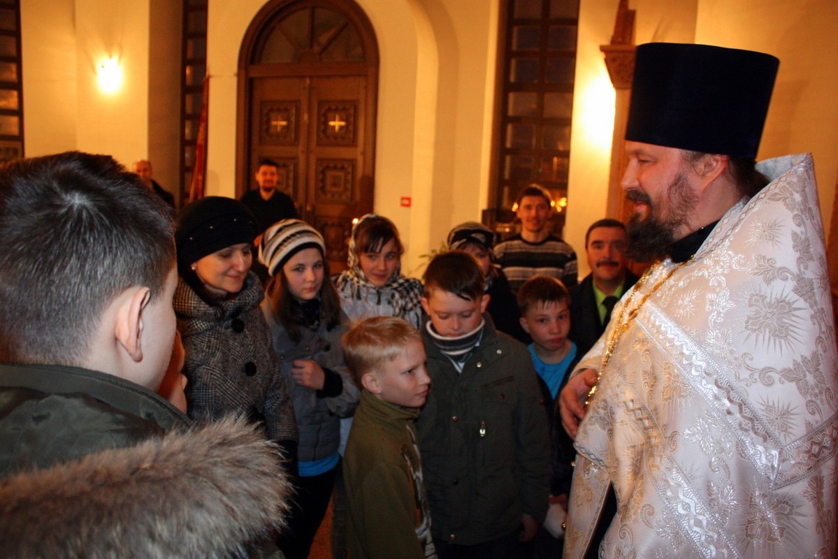 Священник РПЦ показал виртуозное владение саблями