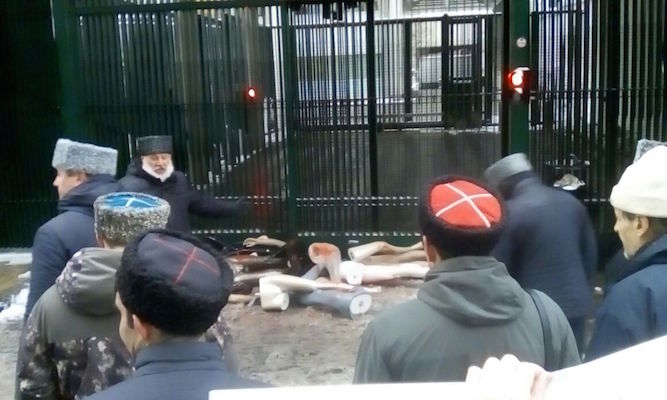 Британское Посольство в Москве снова забросали окровавленными манекенами
