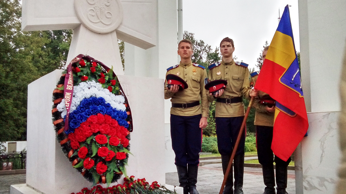 В Калуге установили памятный знак Георгиевский крест