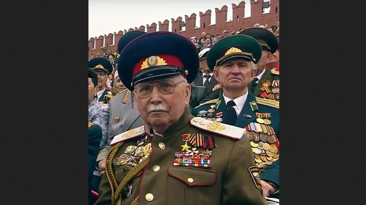 Интересно, что бы Сталин сделал с ряжеными под ветеранов клоунами