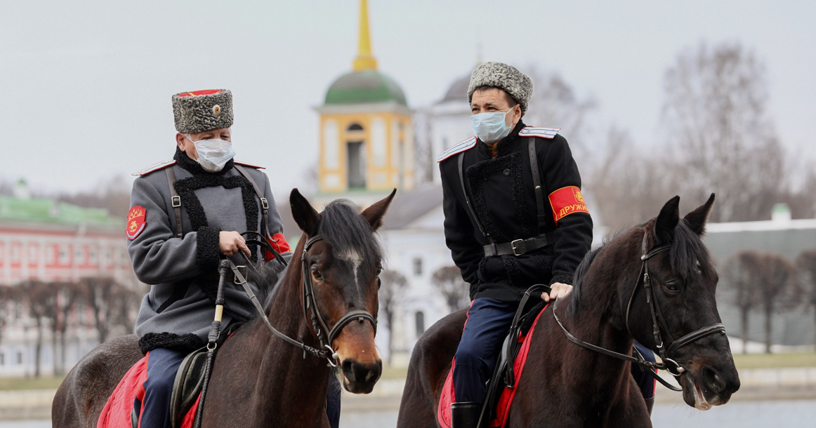 Закрытые московские парки начали патрулировать конные казаки