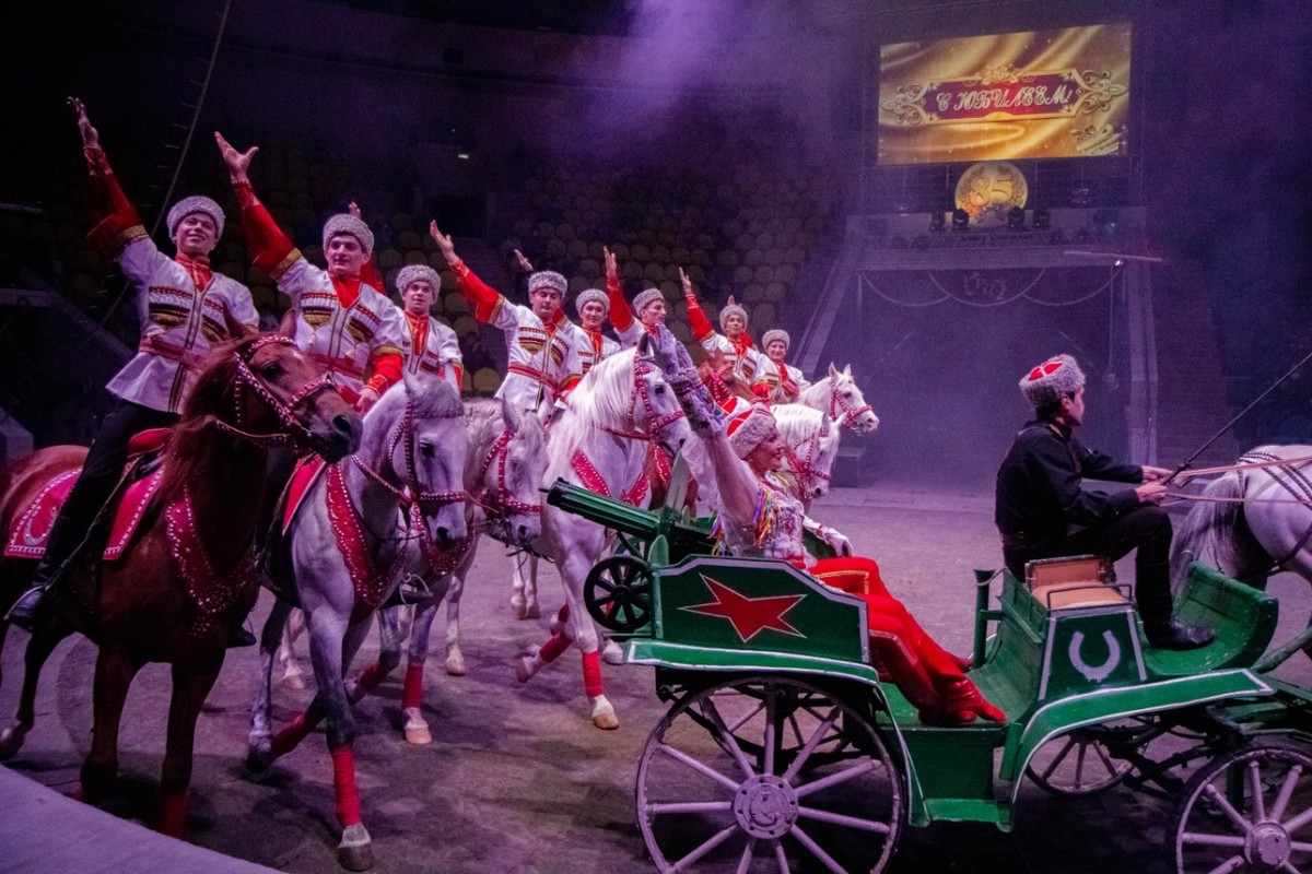 Создателю красочного конного номера "Кубанские казаки" исполняется 85 лет