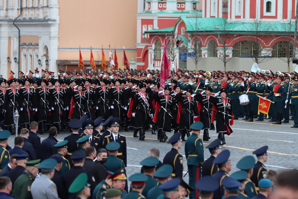 Победный марш казаков на главной площади страны