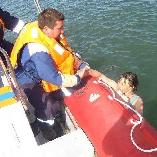 В первый день лета в Каменске чуть не утонула в реке семилетняя девочка