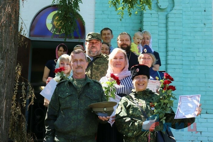 Луганский атаман в День семьи, любви и верности вручил казачкам цветы и награды