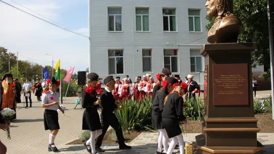 Памятник святому покровителю казачества открыли в выселковской школе