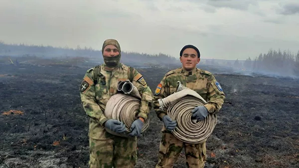 Казаки помогают в тушении торфяных пожаров в окрестностях Екатеринбурга