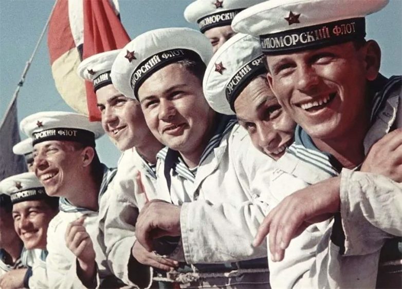 Как наши моряки протаранили американский крейсер, который отказался покидать территориальные воды СССР