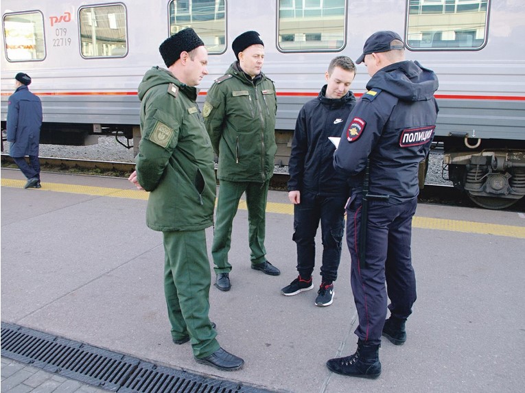 Сибирские казаки дежурят на железнодорожном вокзале вместе с полицейскими