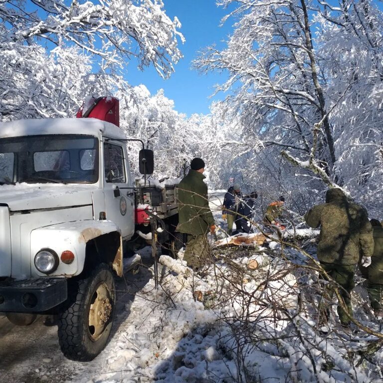 Кубанские казаки помогают землякам противостоять снежной стихии