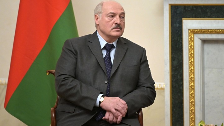 Лукашенко отвел на войну с Украиной три дня: "Как только запахло, Зеленский струхнул"