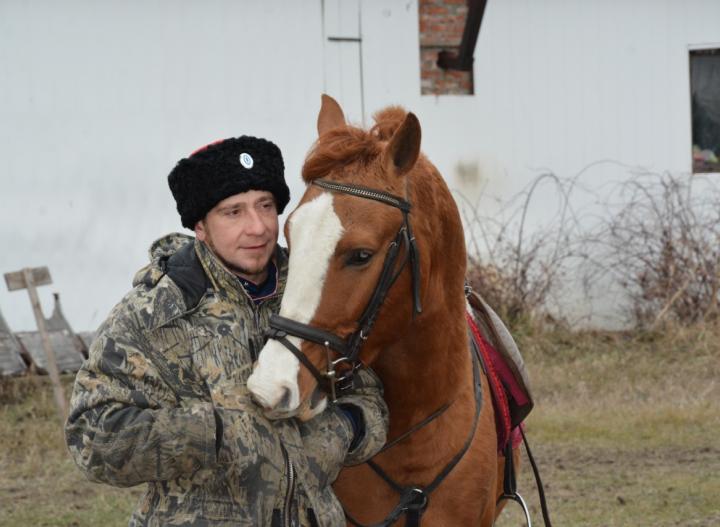 Казак-энтузиаст открыл свой конный клуб в Каменском районе