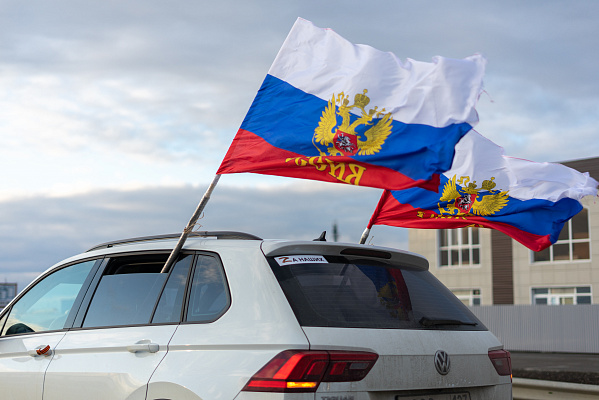 Стартовавший в Карасунском внутригородском округе, автопробег собрал более 200 автомобилей, в том числе представители Кубанского казачьего войска