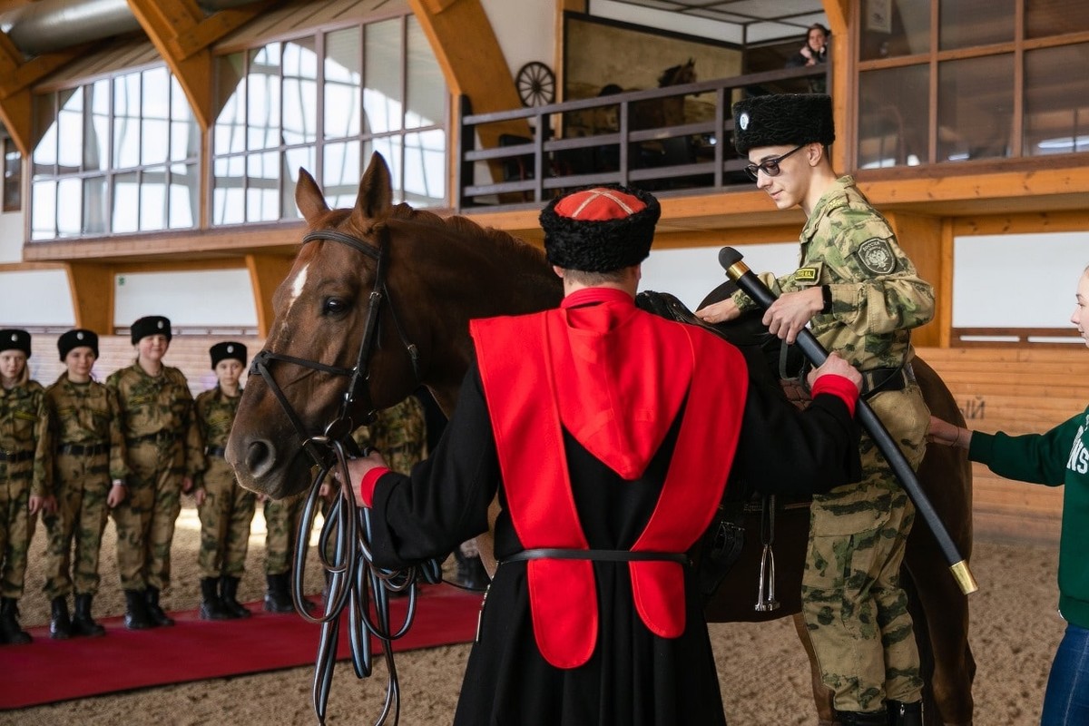 Воспитанники кадетских казачьих классов прошли обряд «Посажения на коня»