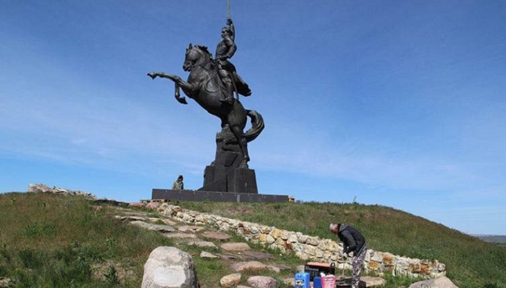 В Волгоградской области ремонтируют знаменитую скульптуру коня с казаком