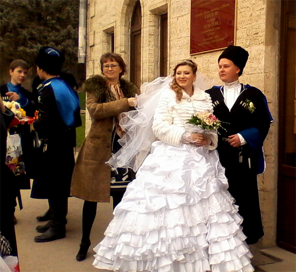 Март выходить замуж. Казачье свадебное платье. Свадебное платье для казачьей свадьбы. Казаки свадьба. Казачьи Свадебные Наряды фото.